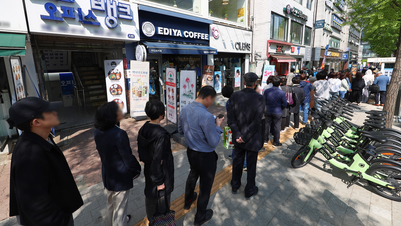 SK텔레콤이 유심 고객정보 해킹 사고로 관련 유심 무료 교체 서비스에 나선 28일 서울 시내 한 SKT T월드 매장 앞에 유심을 교체하려는 고객들이 영업 전부터 줄을 서 있다.  SK텔레콤은 이날 오전 10시부터 전국 T월드 매장 2천600여 곳에서 유심 무료 교체 서비스를 진행한다. [연합]