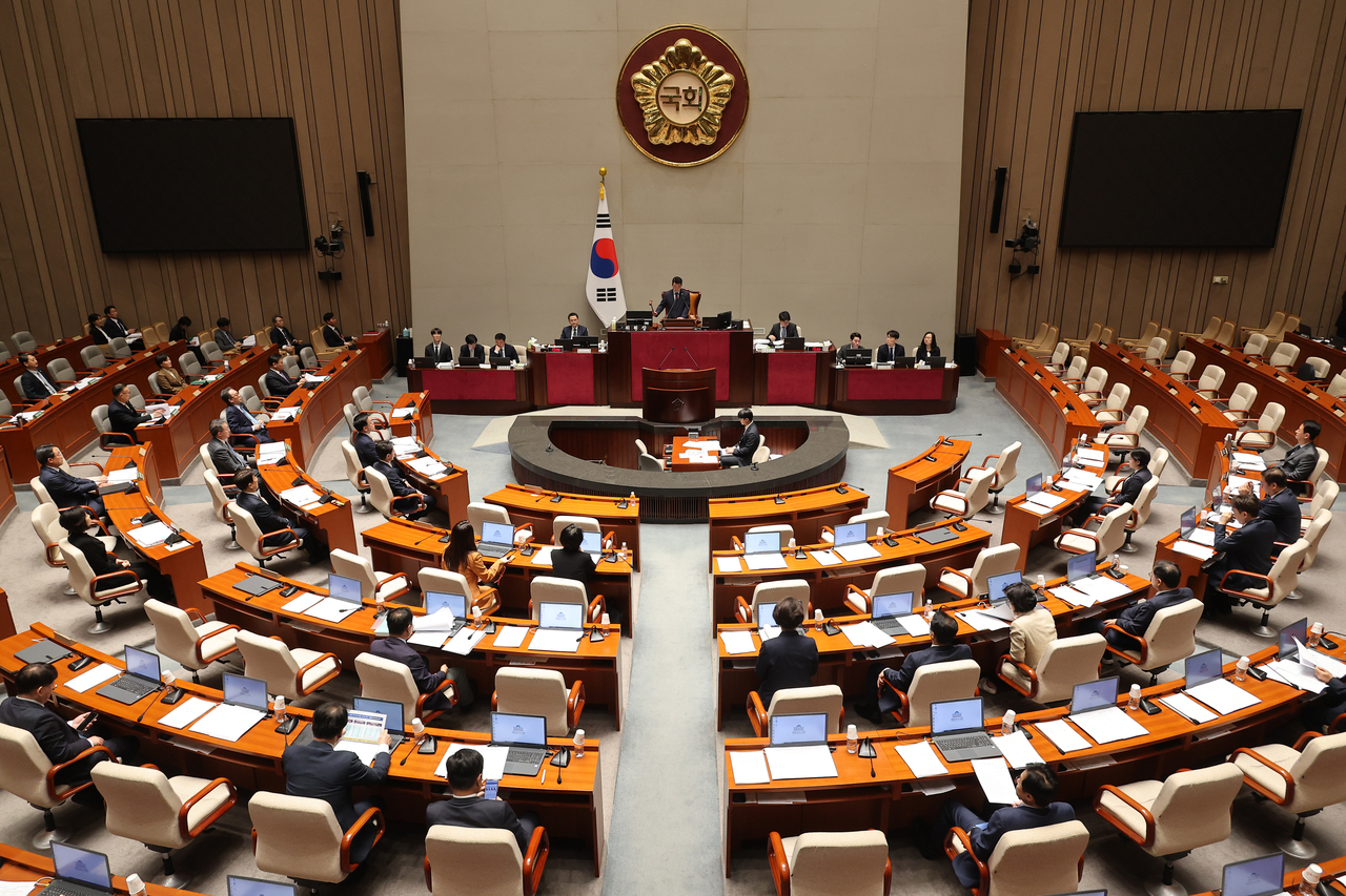 28일 서울 여의도 국회에서 추가경정예산(추경)안을 심사하는 종합정책질의 등을 위해 열린 국회 예산결산특별위원회 전체회의에서 박정 위원장이 의사봉을 두드리고 있다. [연합]