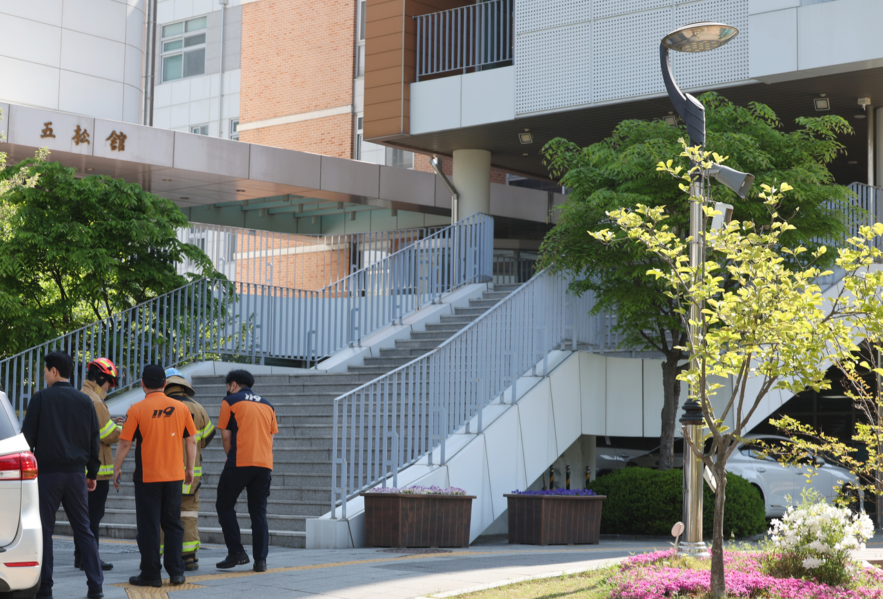 28일 학생 흉기 난동이 발생한 청주의 한 고등학교에서 소방 당국 등이 사고 상황을 파악하고 있다. [연합]