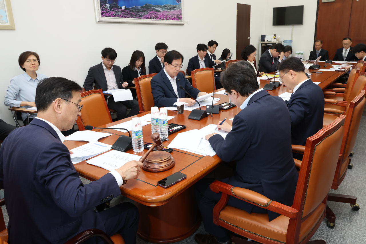 28일 국회 행정안전위원회에서 열린 제1차 예산·결산기금심사소위원회의에서 더불어민주당 소속 위성곤 소위원장이 2025년도 제1회 추가경정예산안을 상정하고 있다. [연합]