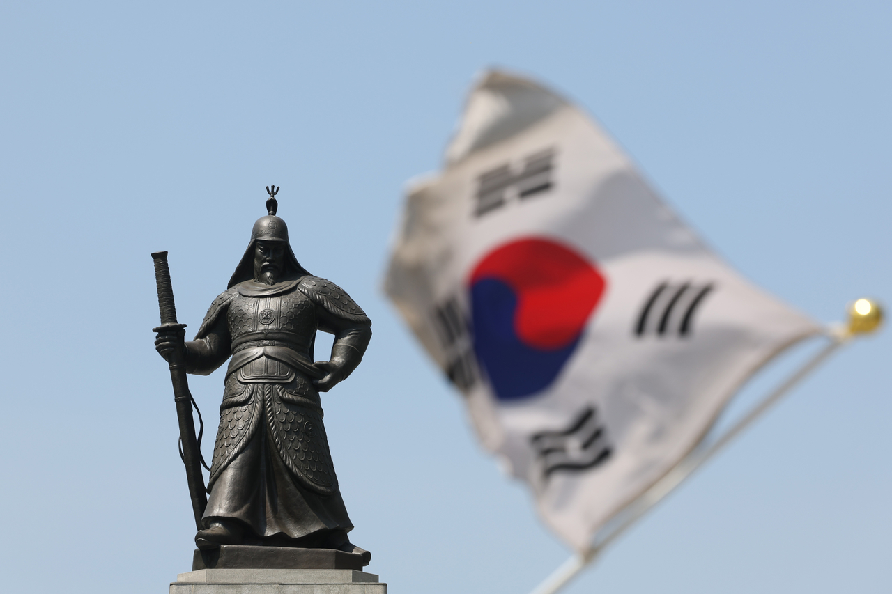 충무공 이순신 장군의 탄신 480주년인 28일 서울 종로구 광화문광장에 이순신 장군 동상이 우뚝 서 있다. <연합뉴스>