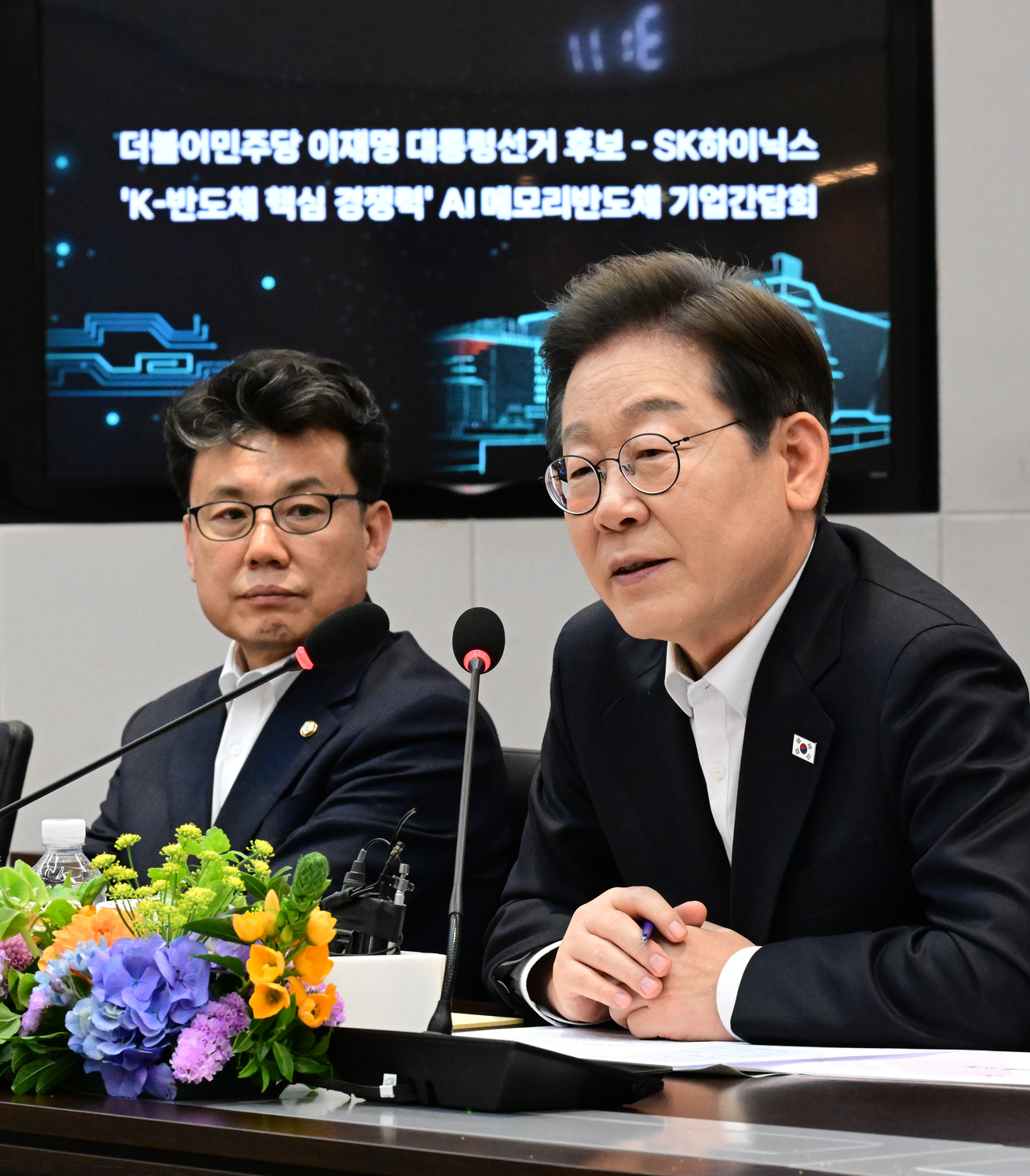 더불어민주당 이재명 대선 후보가 28일 경기도 이천시 SK하이닉스 이천캠퍼스에서 열린 AI 메모리반도체 기업간담회에서 인사말을 하고 있다. [연합]