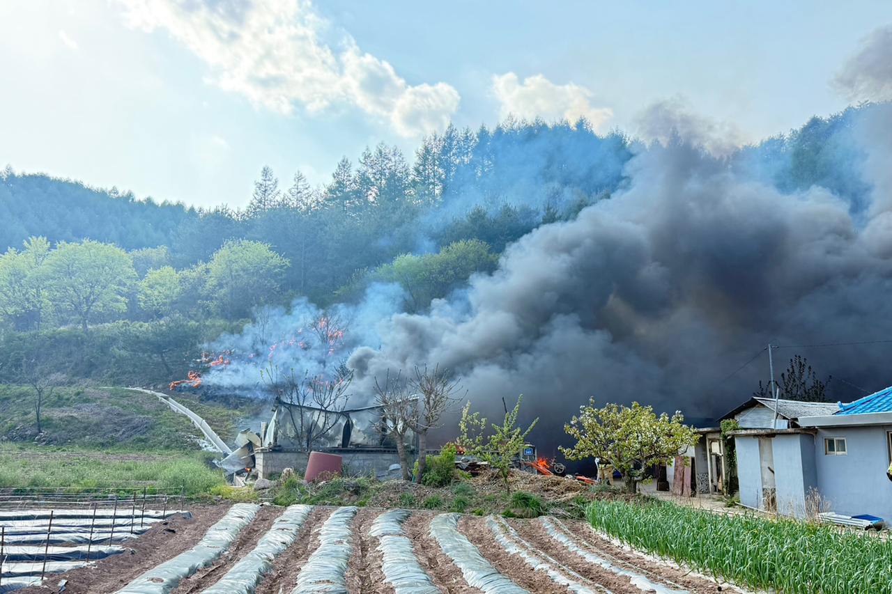 28일 오후 경북 영양군 수비면 계리 한 주택에서 난 불이 뒤편에 있는 산으로 번지고 있다. [연합]
