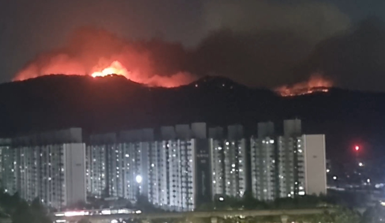 28일 대구 북구 함지산에서 난 불이 야간에도 확산하고 있다. 2025.4.28 [연합]