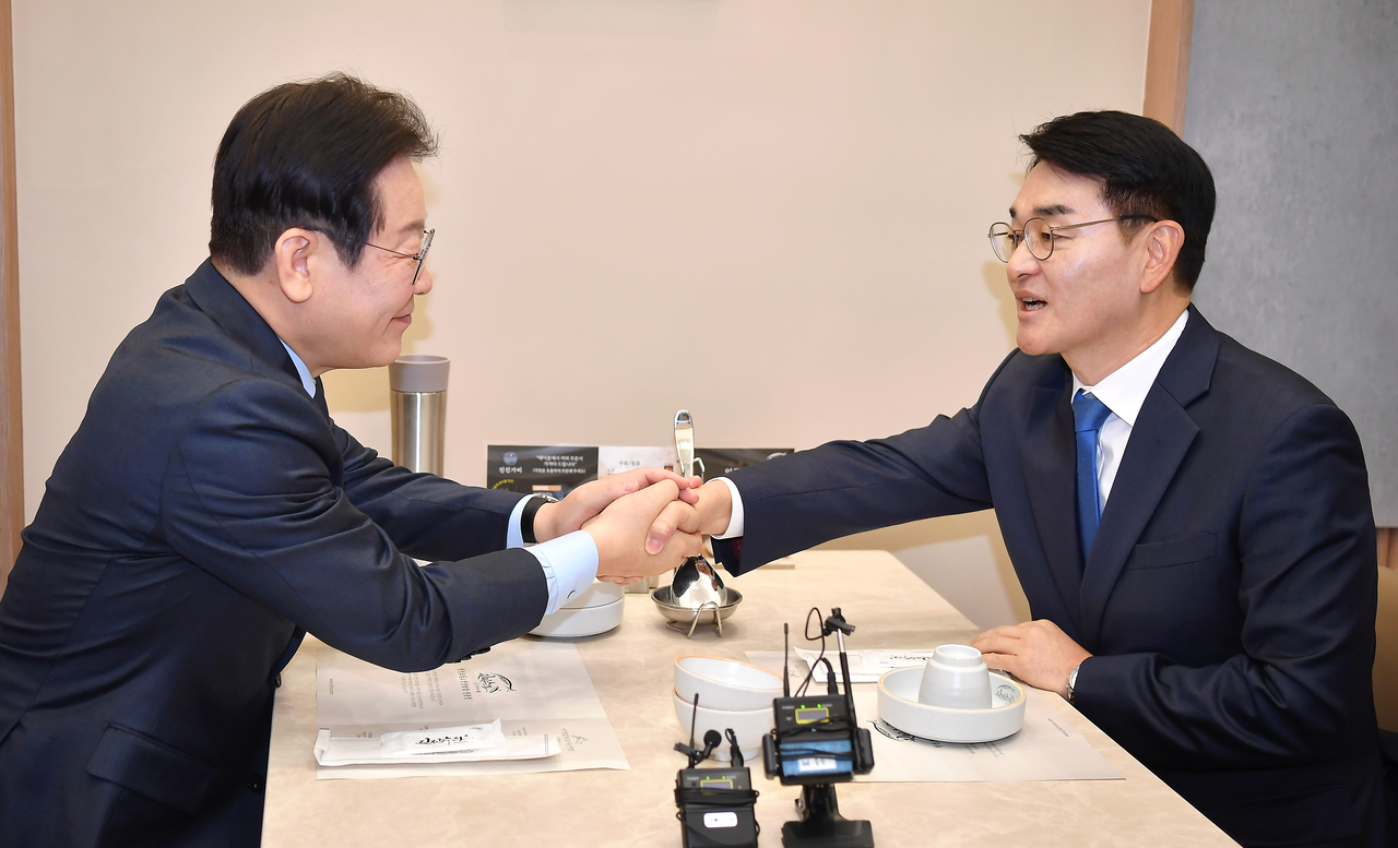 지난 2월 21일 당시 더불어민주당 당대표였던 이재명(왼쪽) 민주당 대선후보와 박용진 전 의원이 서울 여의도의 한 식당에서 만나 악수를 하는 모습. 국회사진기자단