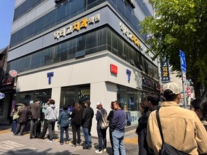 SK Telecom stores overwhelmed as customers rush to replace USIM cards over security fears