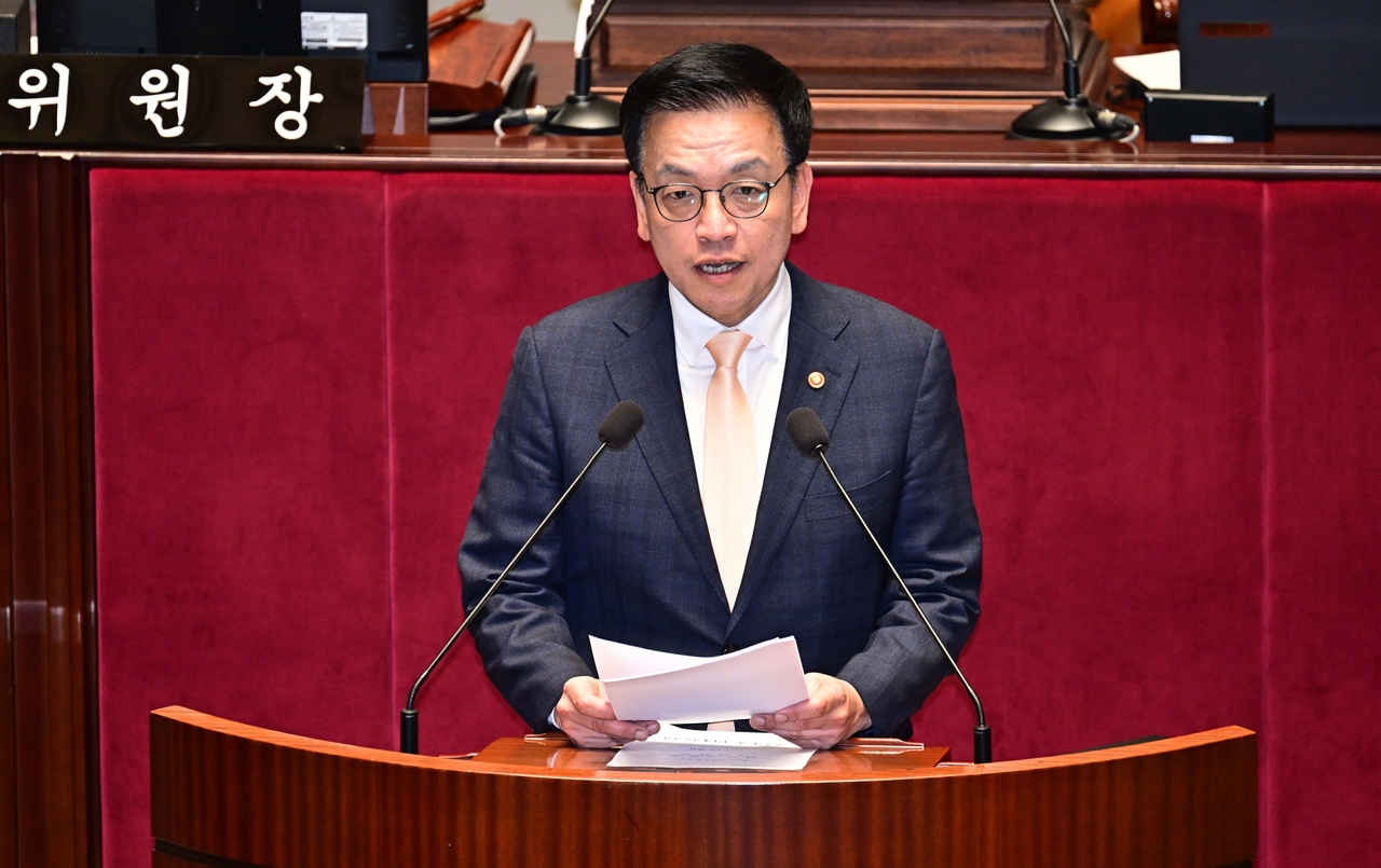 28일 서울 여의도 국회에서 추가경정예산(추경)안을 심사하는 종합정책질의 등을 위해 열린 국회 예산결산특별위원회 전체회의에서 최상목 경제부총리 겸 기획재정부 장관이 제안설명을 하고 있다.  이상섭 기자