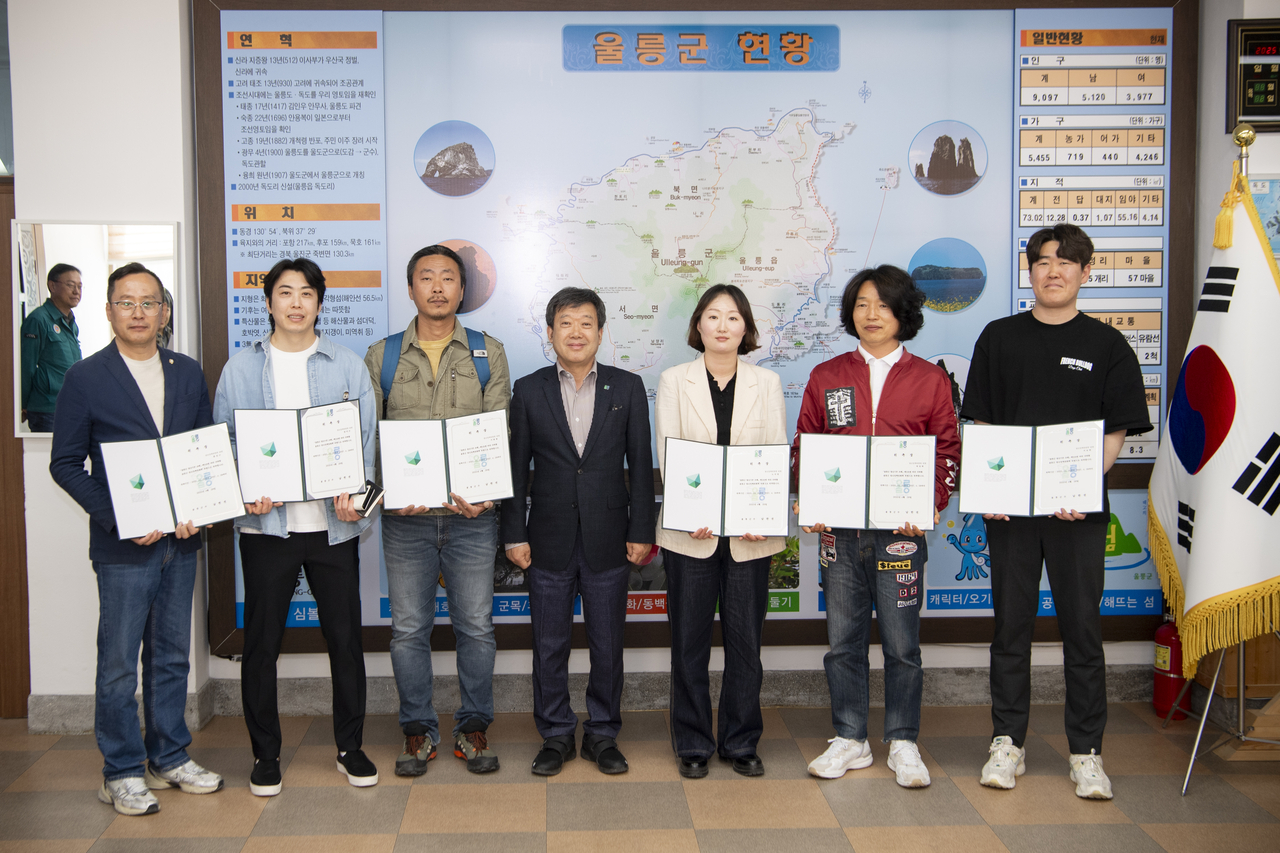 남한권 울릉군수(가운데)청년정책 위원들에게 위촉장을 수여한후 기념사진을 찍고 있다.[울릉군 제공]