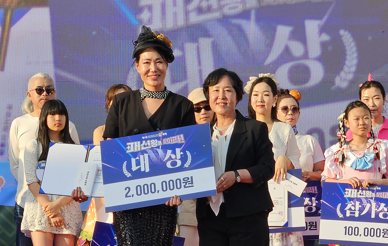 영남이공대 모델테이너과 박신영 씨가 지난 26일 열린 2025 문경 패션왕을 찾아라 패션대전에서 대상을 수상했다.[영남이공대 제공]
