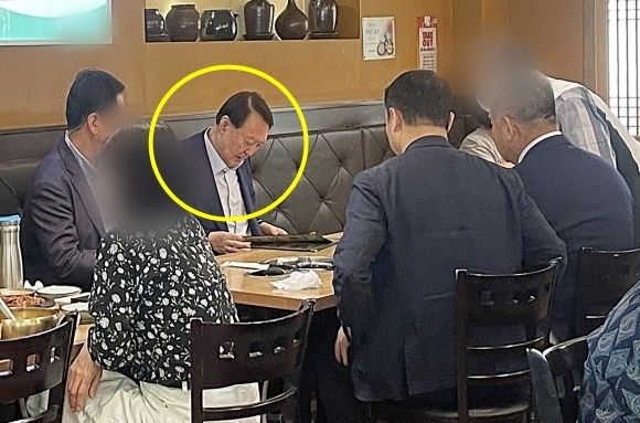 경기 성남시의 한 보리밥 음식점에서 포착된 윤석열 전 대통령 [오마이뉴스 갈무리]