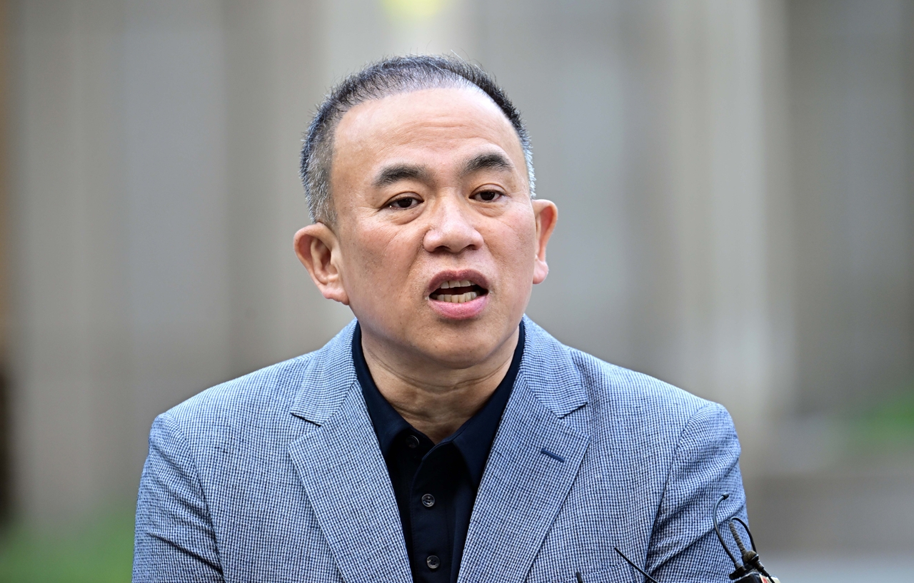 Pollster Myung Tae-kyun speaks to reporters after arriving at the Seoul High Prosecutors' Office in Seocho-gu, southern Seoul, Tuesday. (Lee Sang-sub/The Korea Herald)