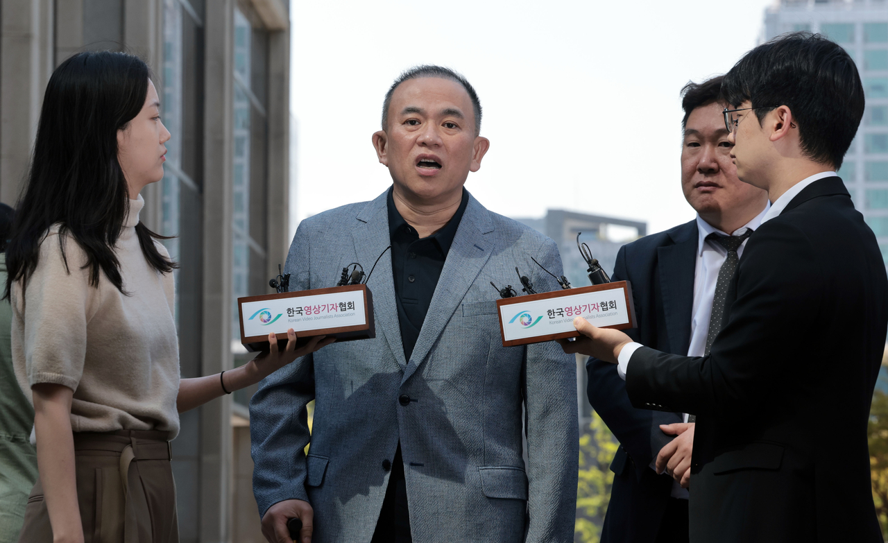 Self-proclaimed power broker Myung Tae-kyun addresses the press as he arrives at the Seoul High Prosecutors' Office in Seocho-gu, Seoul, on Tuesday morning to be questioned. (Yonhap)