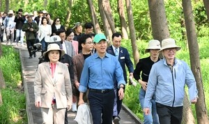 “이게 바로 그레이트한강” 오세훈 시장, ‘암사초록길 개통식’ 참석