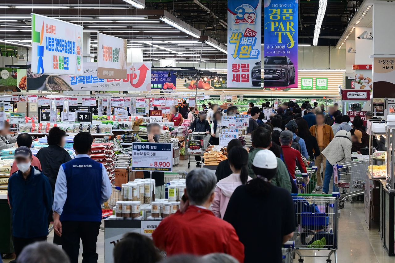 Shoppers are seen at a Hanaro Mart store in Seocho-gu, southern Seoul, on Monday. (Yonhap)