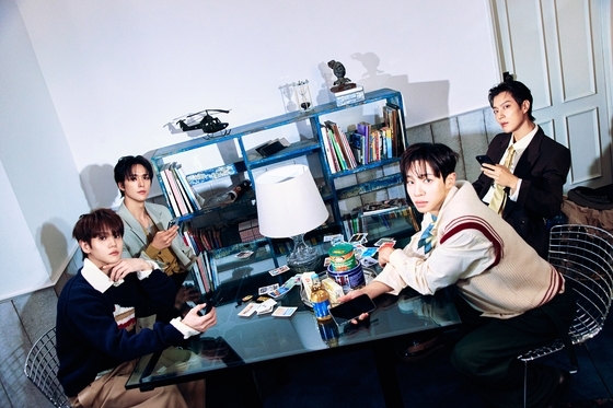 Highlight (Around Us)