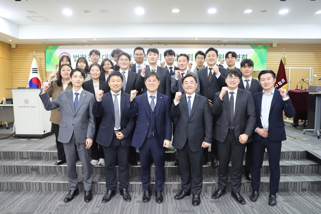 법학전문대학원학생협의회(법학협) 졸업생회가 29일 신입회원 환영회 및 진로 세미나를 개최하고 기념 촬영을 하고 있다. [법학협 졸업생회 제공]