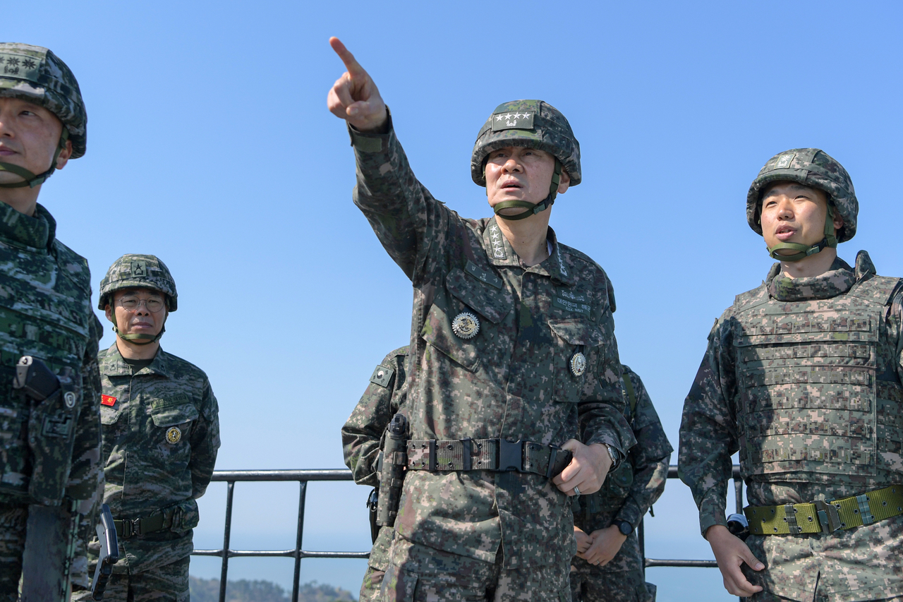 김명수 합참의장이 29일 293해상전탐감시대 진지에서에서 작전현황을 보고받고 있다. [합참 제공]