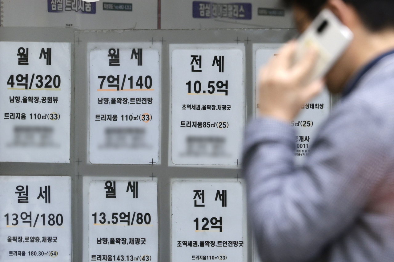 A man checks rental listings in Seoul on Monday, where monthly leases are now more common than "jeonse" deposit contracts amid rising financial risks. (Newsis)
