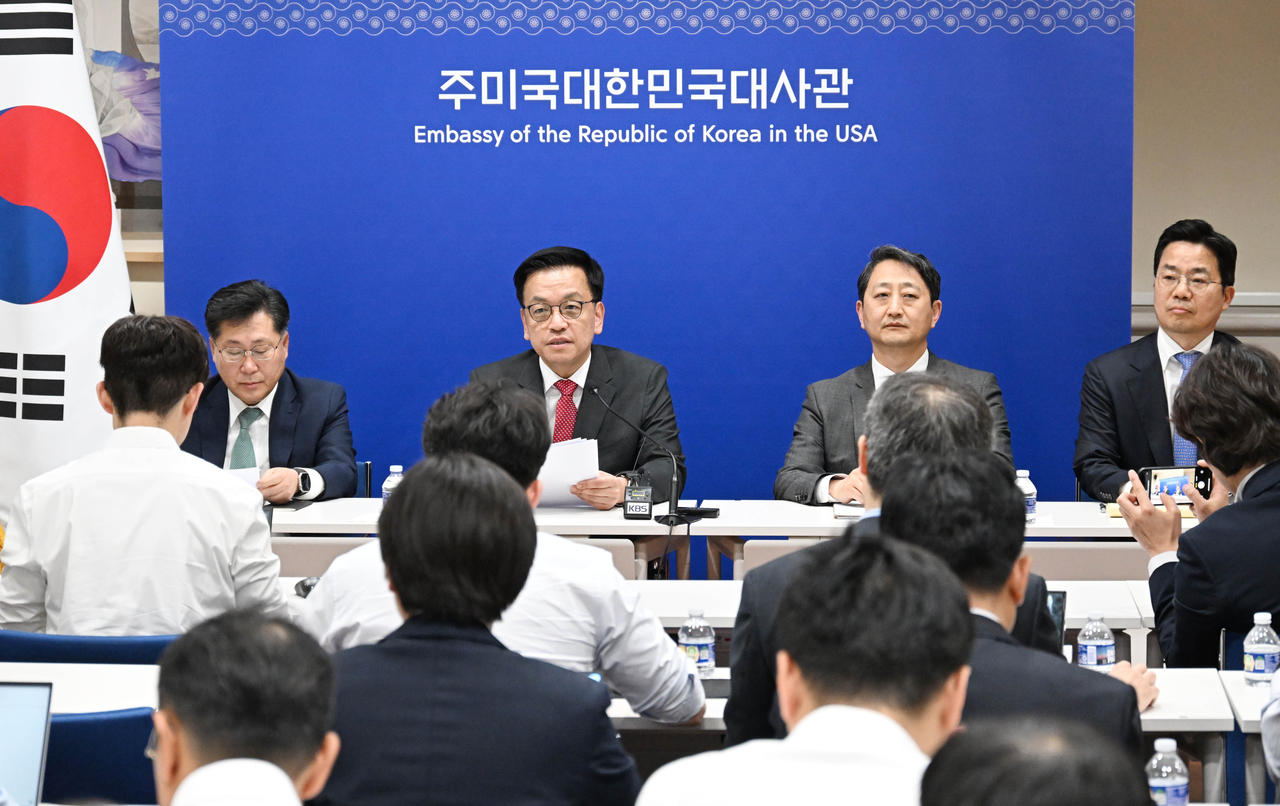 South Korea's Finance Minister Choi Sang-mok (left) and Trade Minister Ahn Duk-geun attend a press conference at the South Korean Embassy in Washington on April 24, after they held high-level trade talks with US Treasury Secretary Scott Bessent and US Trade Representative Jamieson Greer, in this photo released by the Finance Ministry. (Yonhap)