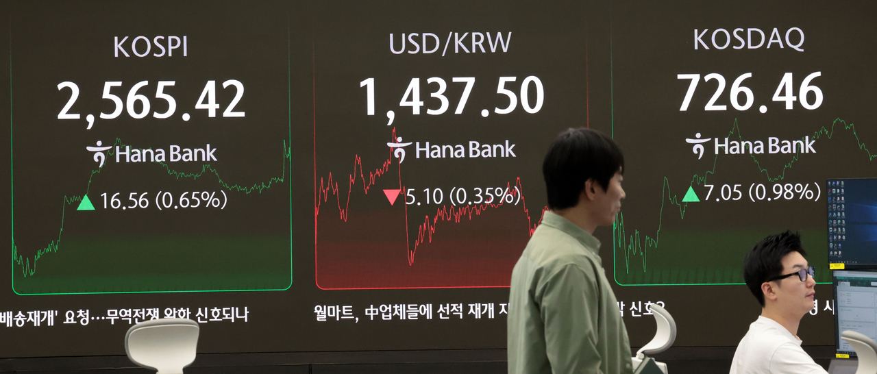 An electronic board showing the Korea Composite Stock Price Index at a dealing room of the Hana Bank headquarters in Seoul on Tuesday. (Yonhap)