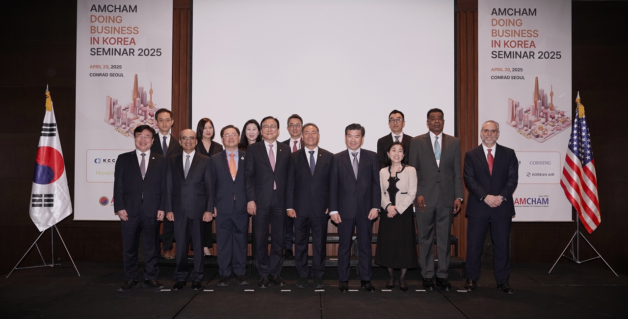 주한미국상공회의소(이하 암참)가 29일 오전 콘래드 서울 호텔에서 ‘2025 국내 기업환경 세미나’(Doing Business in Korea Seminar 2025)를 개최했다고 밝혔다. 사진은 제임스 김(앞줄 오른쪽에서 세번째) 암참 회장 겸 대표이사를 포함한 주요 참석자들이 기념사진을 촬영하고 있는 모습. [암참 제공]