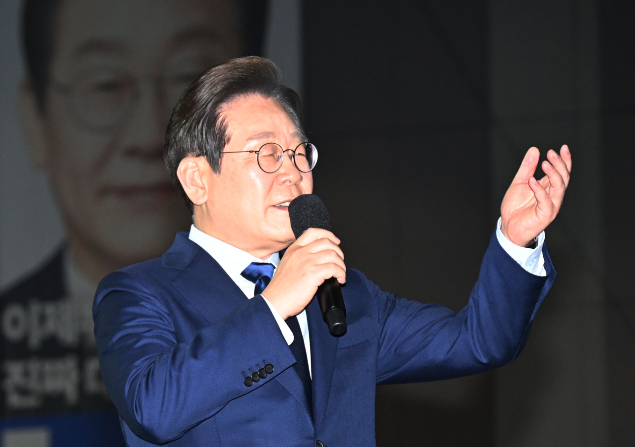 더불어민주당 대선 후보로 선출된 이재명 후보가 27일 경기 고양시 킨텍스에서 열린 ‘제21대 대통령선거 후보자 선출을 위한 수도권·강원·제주 경선 및 최종 후보자 선출 대회’에서 수락 연설을 하고 있다. [연합]
