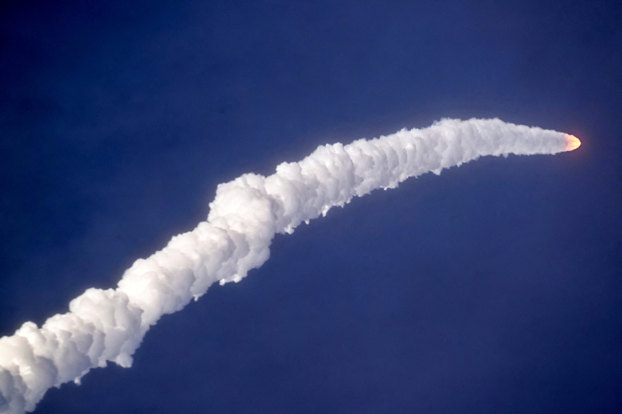 A United Launch Alliance Atlas V rocket lifts off carrying Amazon's Project Kuiper internet network satellites from the Cape Canaveral Space Force Station in Cape Canaveral, Florida, Monday.   (Reuters-Yonhap)
