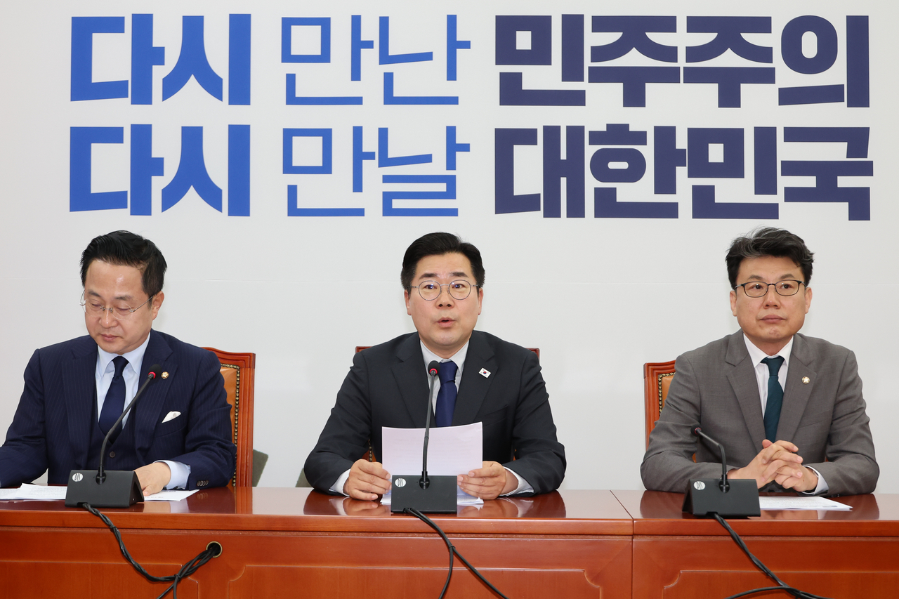 박찬대 더불어민주당 당대표 직무대행 겸 원내대표가 29일 서울 여의도 국회에서 열린 원내대책회의에서 발언하고 있다. [연합]