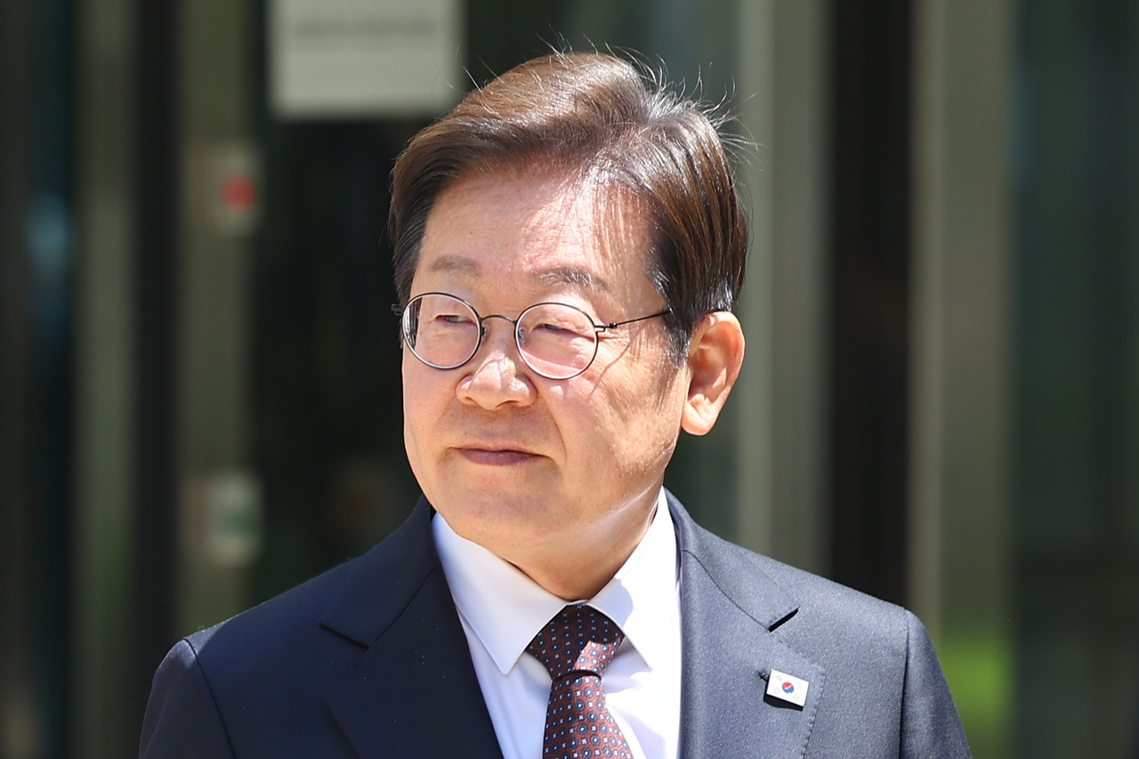 더불어민주당 이재명 대선 후보가 29일 서울 서초구 서울중앙지방법원에서 열린 ‘대장동 배임ㆍ성남FC 뇌물’ 1심 속행 공판이 끝난 뒤 법원을 나서고 있다. [연합]