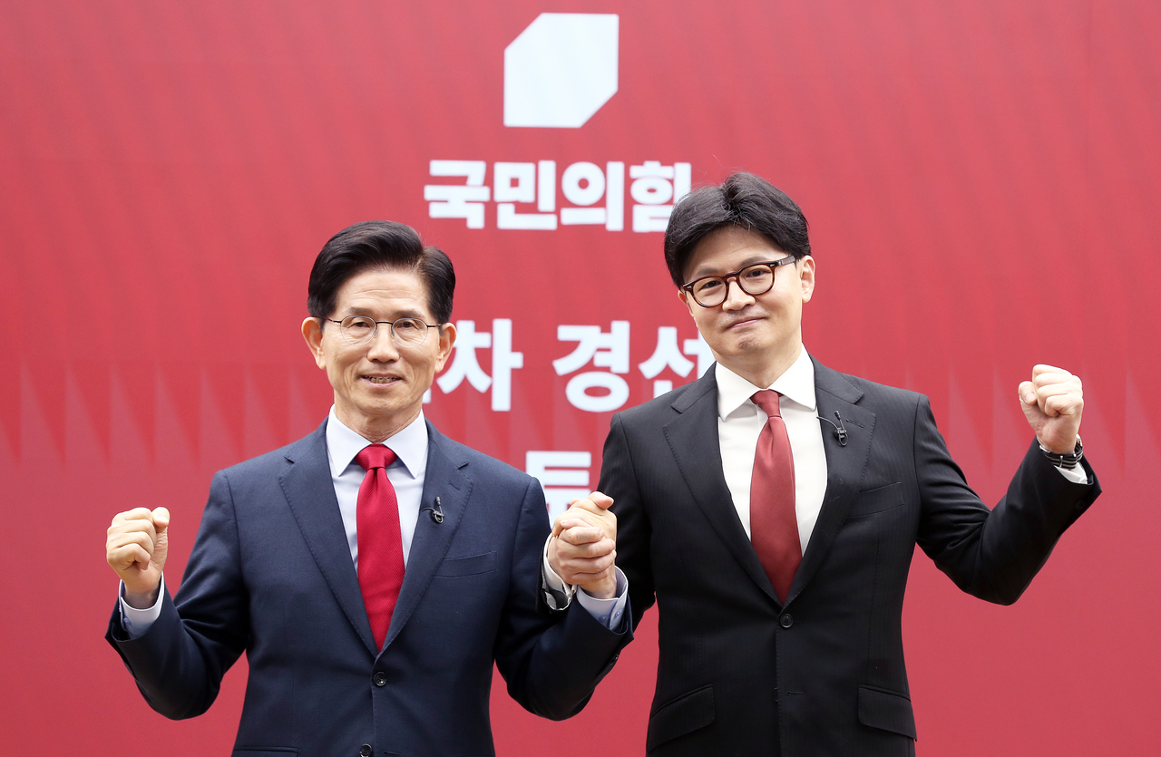 지난 23일 열린 국민의힘 2차 경선 토론회 미디어데이에 참석한 김문수·한동훈 후보. [연합]