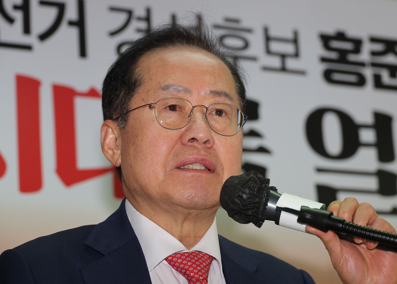 국민의힘 대선 후보 2차 경선에서 탈락한 홍준표 후보가 29일 서울 여의도 대하빌딩 선거 캠프 사무실에서 정계 은퇴 관련 기자회견을 하고 있다. [연합]