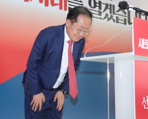 “지난 30년간 감사” 고개 숙인 홍준표, 정계 은퇴 선언 [종합]