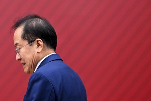 After primary defeat, Hong Joon-pyo quits politics