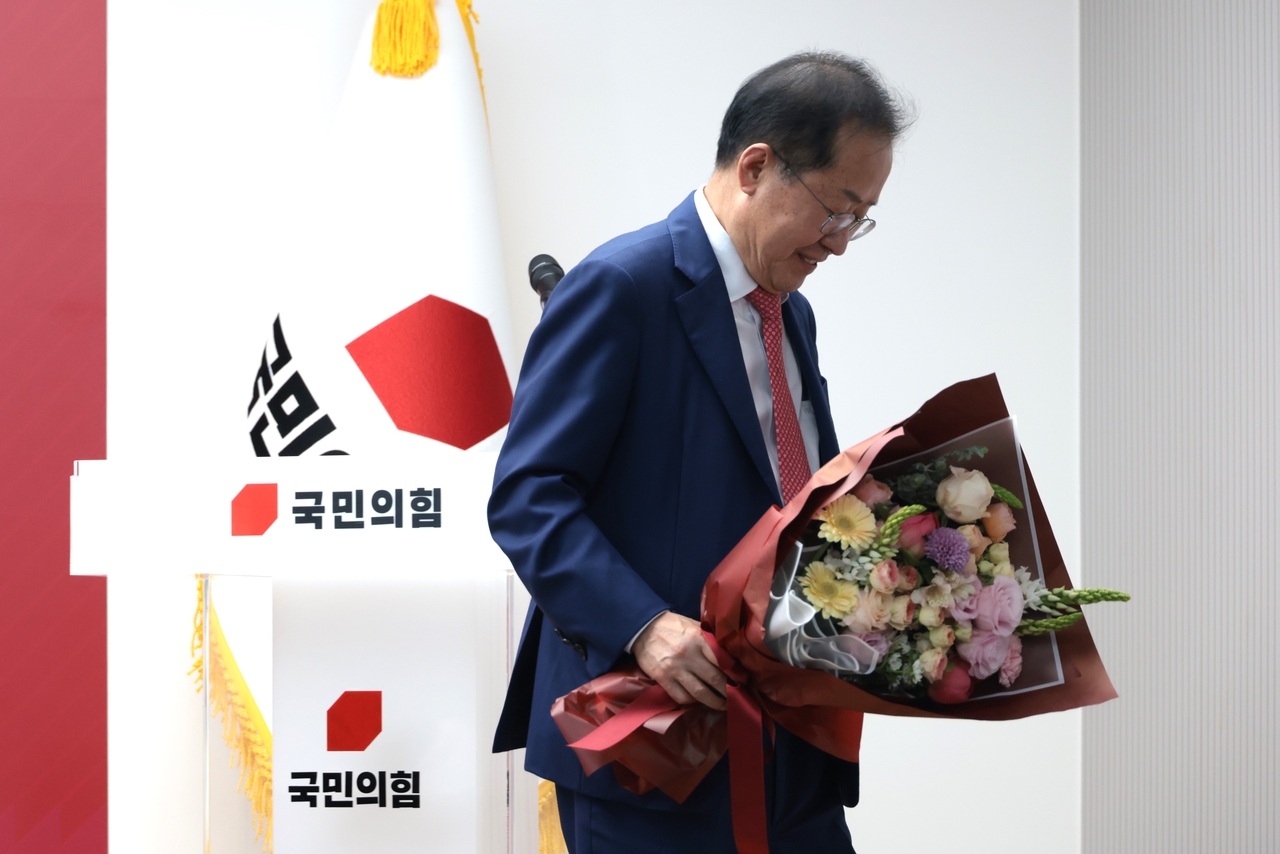 29일 서울 영등포구 국민의힘 중앙당사에서 열린 제21대 대통령 후보자 국민의힘 3차 경선 진출자 발표 행사에서 경선에 탈락 후 정계은퇴 의사를 밝힌 홍준표 후보가 기념촬영 무대에서 내려가고 있다. [국회사진기자단]
