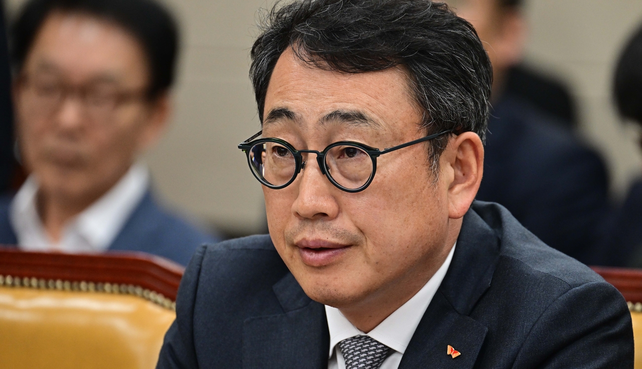 유영상 SK텔레콤 대표이사가 30일 국회 과학기술정보방송통신위원회의에서 열린 방송·통신 분야 청문회에 참석해 자리에 앉아 있다. 이상섭 기자