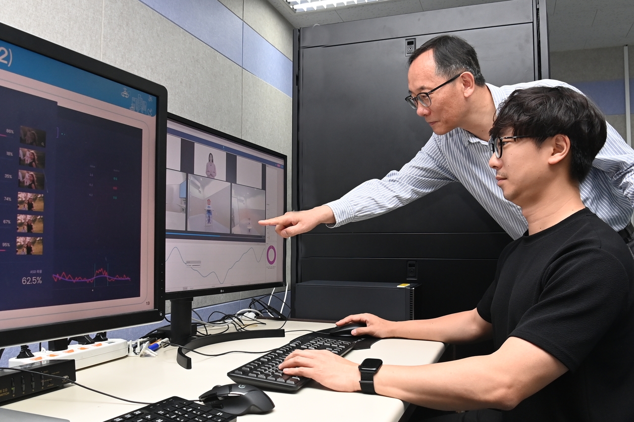 한국전자통신연구원 연구팀이 ‘사회적 상호작용 인식 AI 기술’을 활용, 자폐스펙트럼장애 선별을 위한 영상을 분석하고 있다.
[한국전자통신연구원 제공]