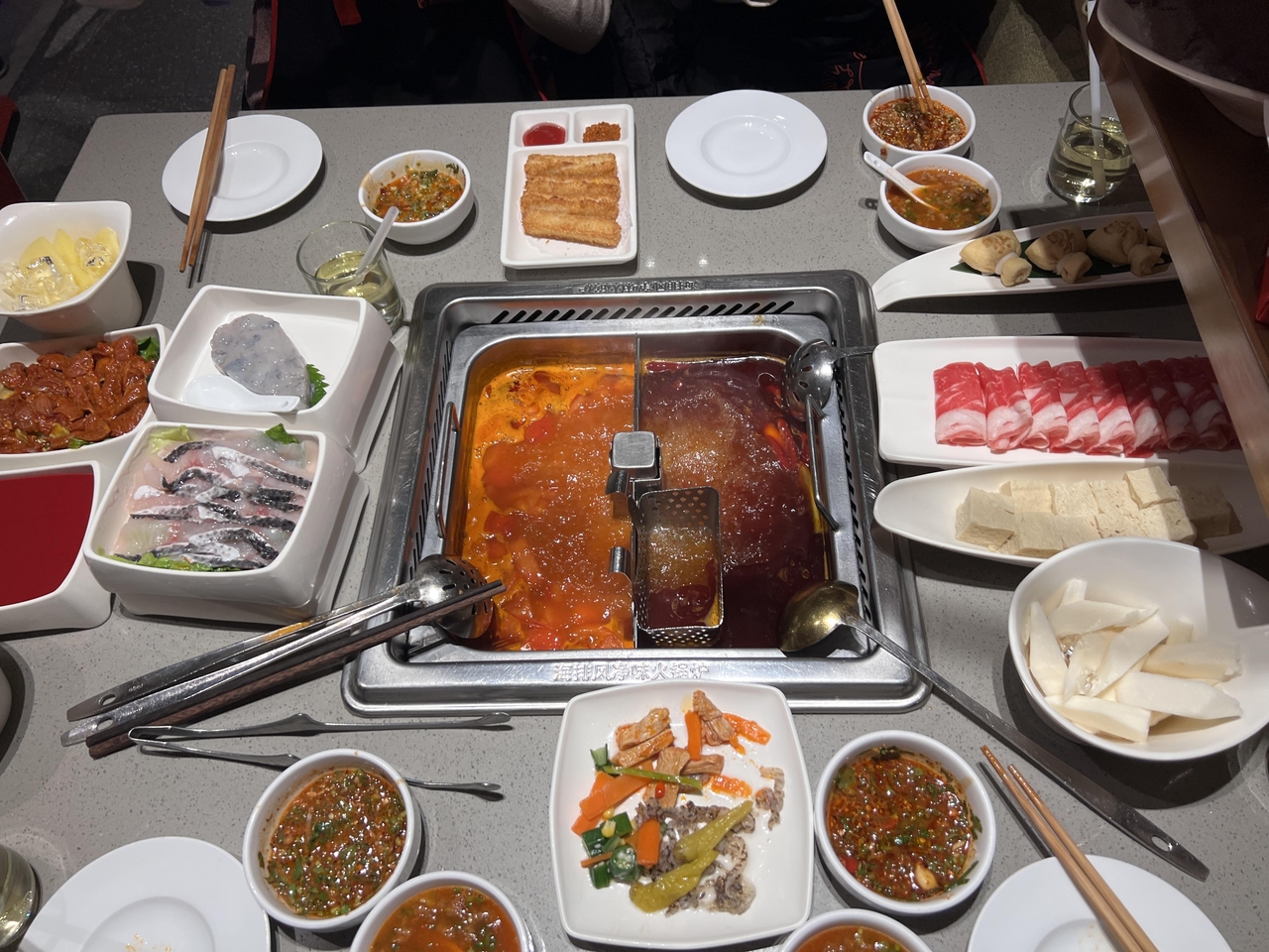 하이디라오 훠궈 음식 사진. 하이디라오는 원하는 육수에 맞춰 훠궈를 먹을 수 있는 점이 특징이다.  [레딧]