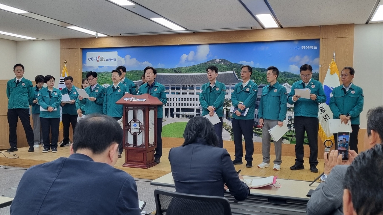 김호진 경북도 기획조정실장 등 도 간부공무원들이 30일 도청 브리핑룸에서 제21대 대통령선거 후보들에게 제시할 경북 지역공약을 설명하고 있다.[사진=김병진 기자]