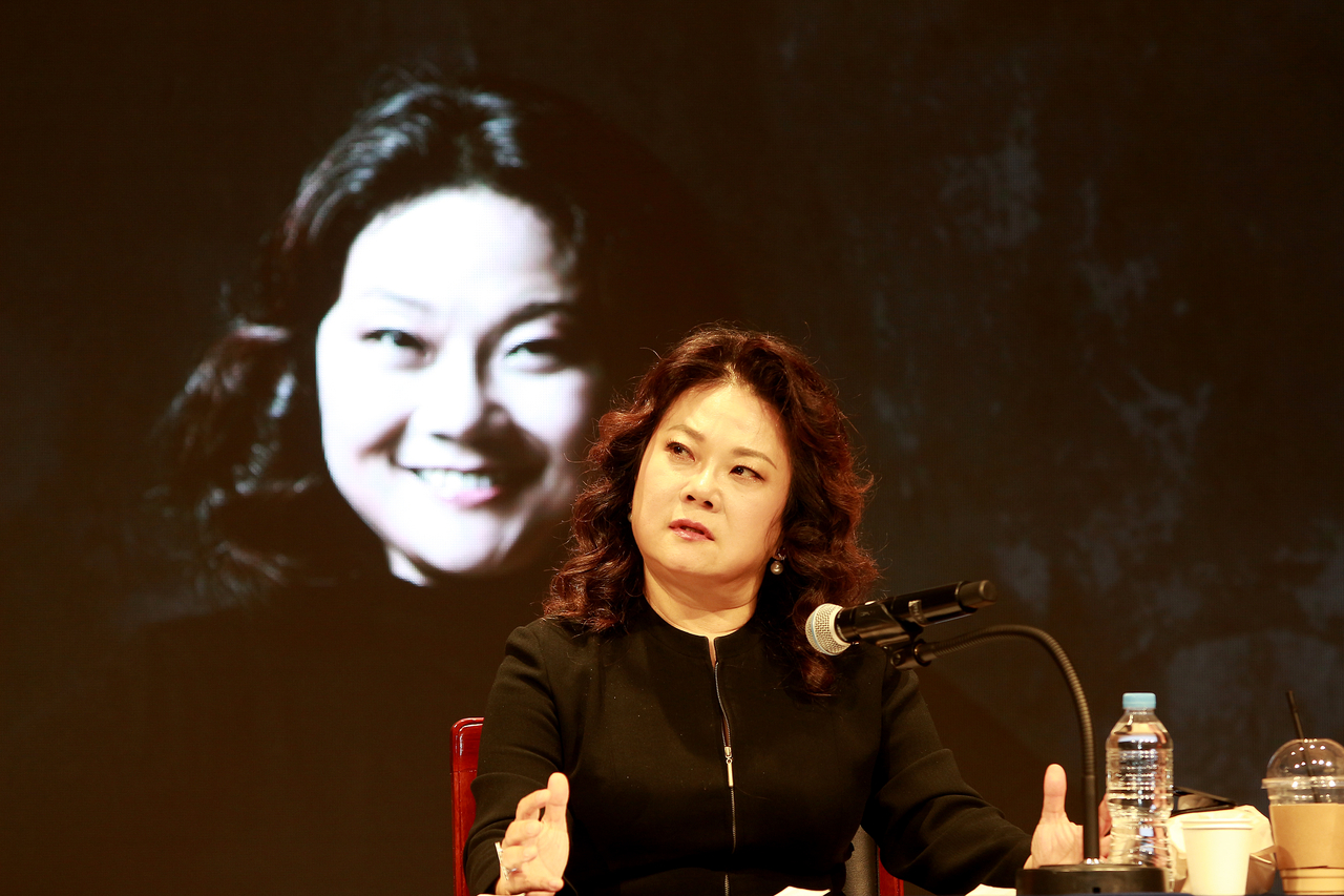 피아니스트 서혜정이 지난 29일 서울 중구 푸르지오아트홀에서 열린 연주 60주년 기자간담회에서 질문에 답하고 있다. [푸르지오아트홀 제공]