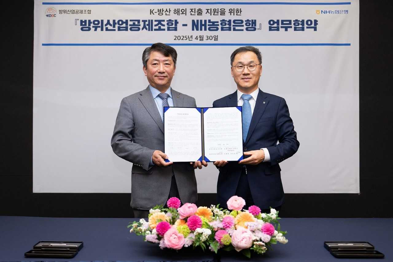 NH농협은행과 방위산업공제조합이 30일 서울 중구 소재 농협은행 본사에서 ‘K-방산 해외 진출 지원’을 위한 수출 금융지원 업무협약을 체결했다. 협약식에  참석한 김희철(왼쪽부터) 방위산업공제조합 상근부이사장, 엄을용 농협은행 기업금융부문 부행장. [NH농협은행]