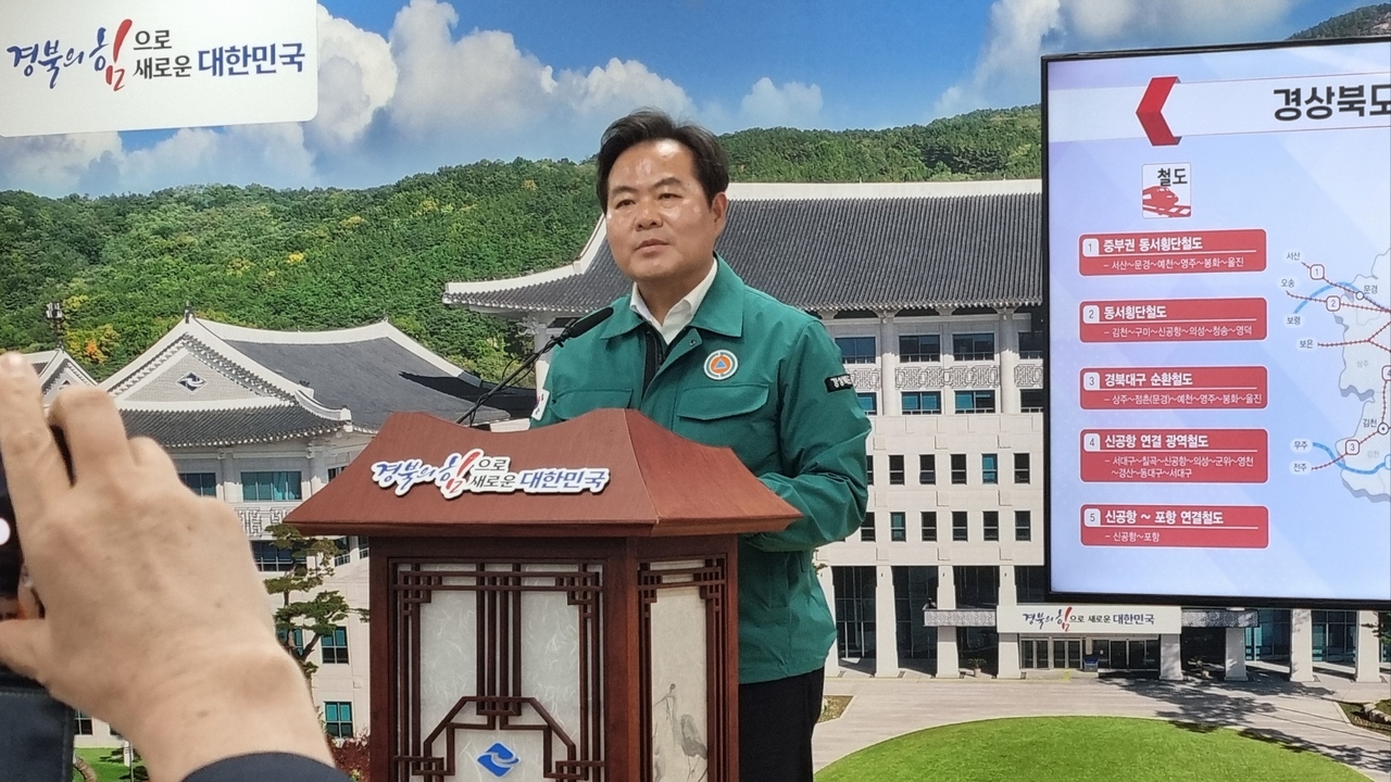 김학홍 경북도 행정부지사가 30일 도청 브리핑룸에서 제21대 대통령선거 후보들에게 제시할 경북 지역공약들을 발표하고 있다.[사진=김병진 기자]