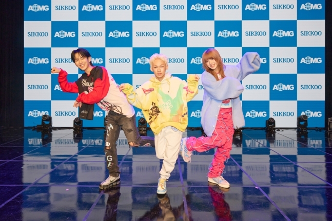 From left: Sikkoo members Yoshi, Koo Min-jae and 200 pose for a photo during a press conference held in Gangnam-gu, Seoul, Tuesday. (AOMG)