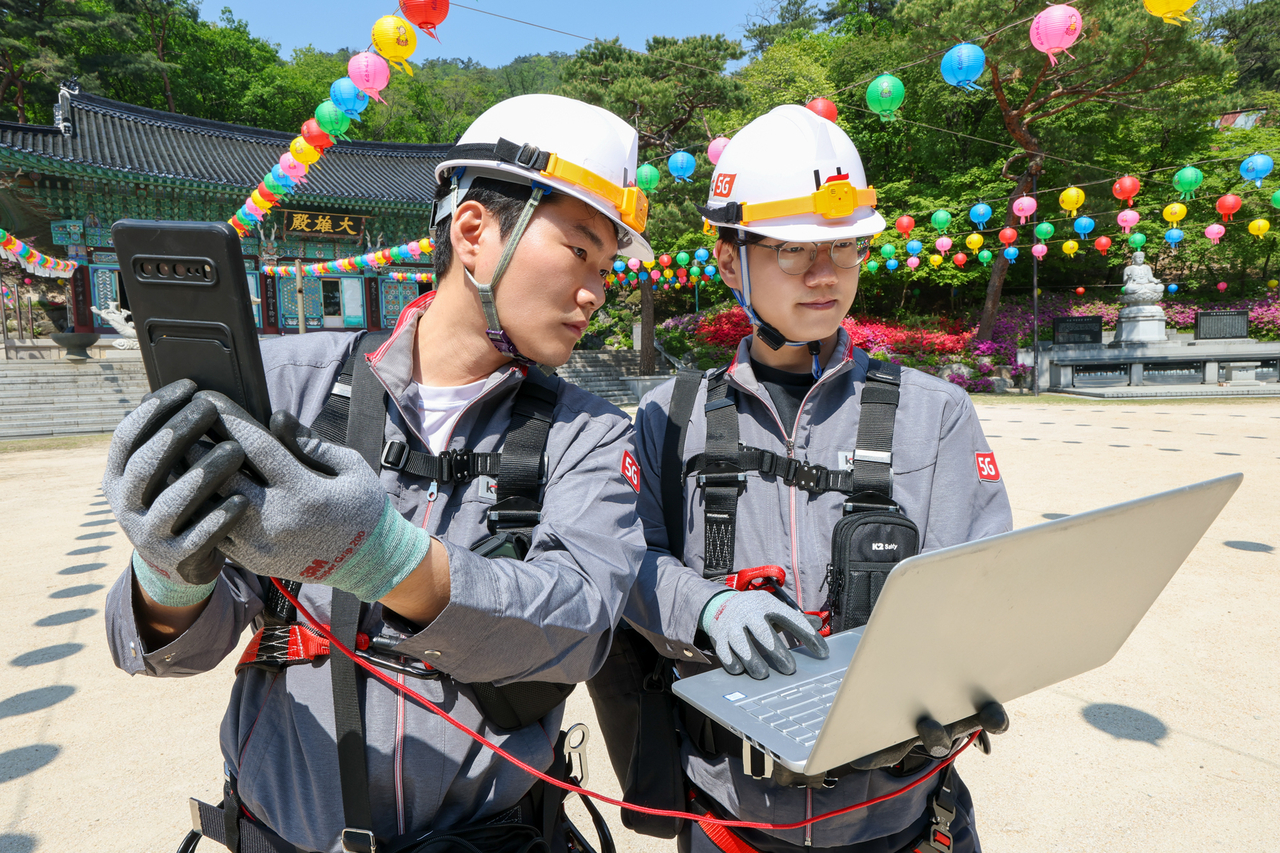 KT 직원들이 서울 강북구에 위치한 보광사에서 특별 통신점검을 실시하는 모습. [KT 제공]