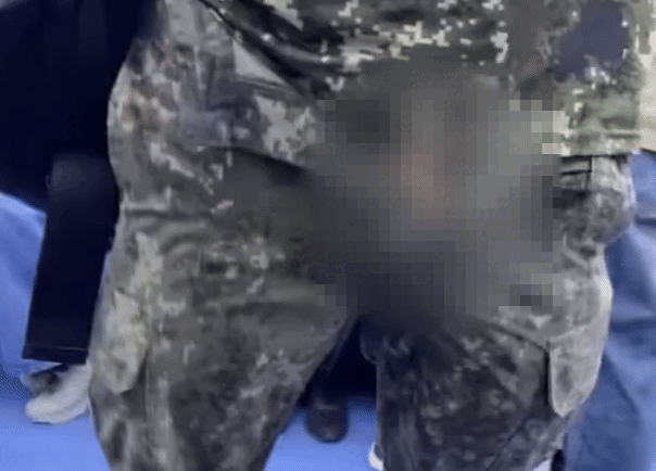 현직 군인인 20대 남성이 신분당선 열차 안에서 바지 지퍼를 내려 중요부위를 노출한 모습. [엑스 갈무리]