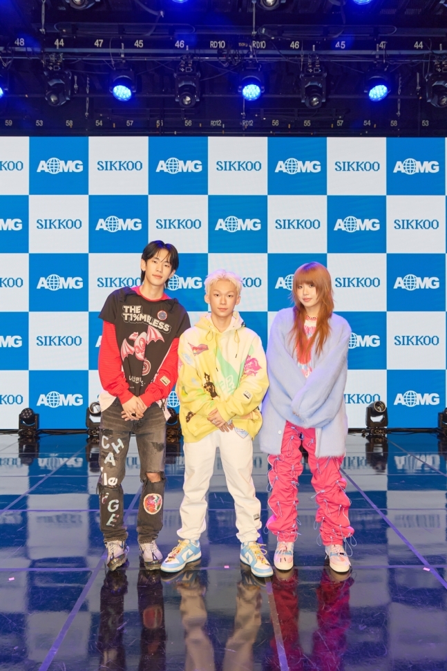 From left: Sikkoo members Yoshi, Koo Min-jae and 200 pose for a photo during a press conference held in Gangnam-gu, Seoul, Tuesday. (AOMG)