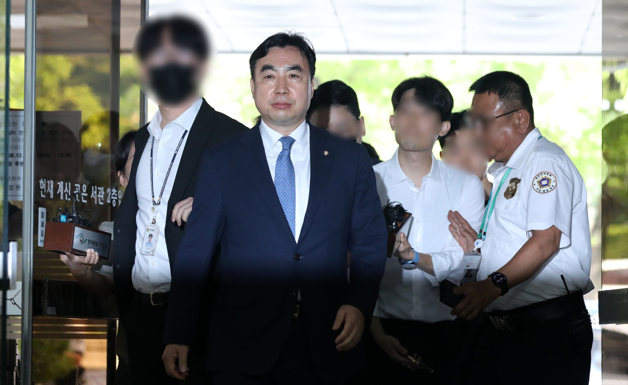 2021년 더불어민주당 전당대회 돈 봉투 살포 의혹에 관여한 혐의로 구속영장이 청구된 윤관석 무소속 의원이 지난 2023년 8월 서울중앙지법에서 열린 영장실질심사(구속 전 피의자심문)에 출석하고 있다. [연합]