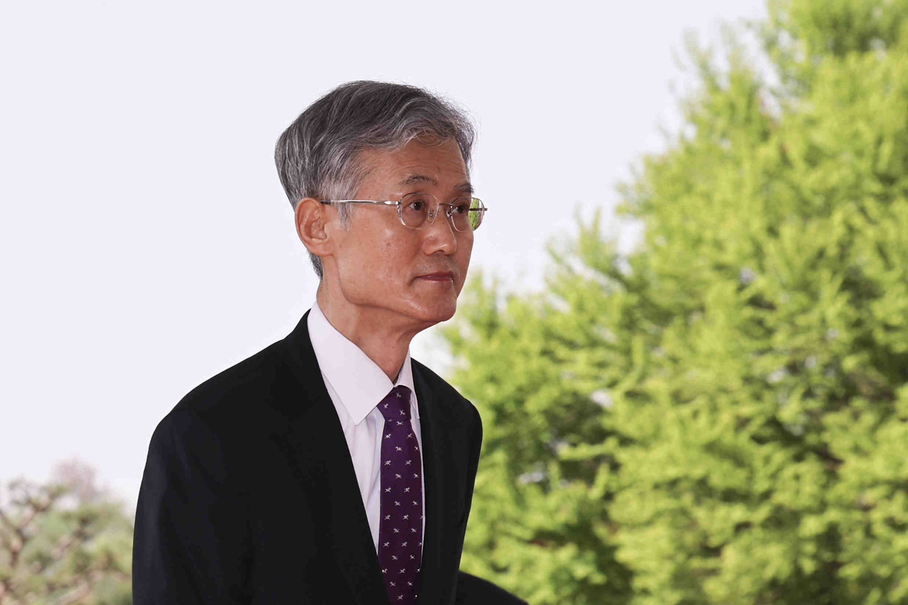 조희대 대법원장이 지난 24일 오전 서울 서초구 대법원으로 출근하고 있다.  [뉴시스]