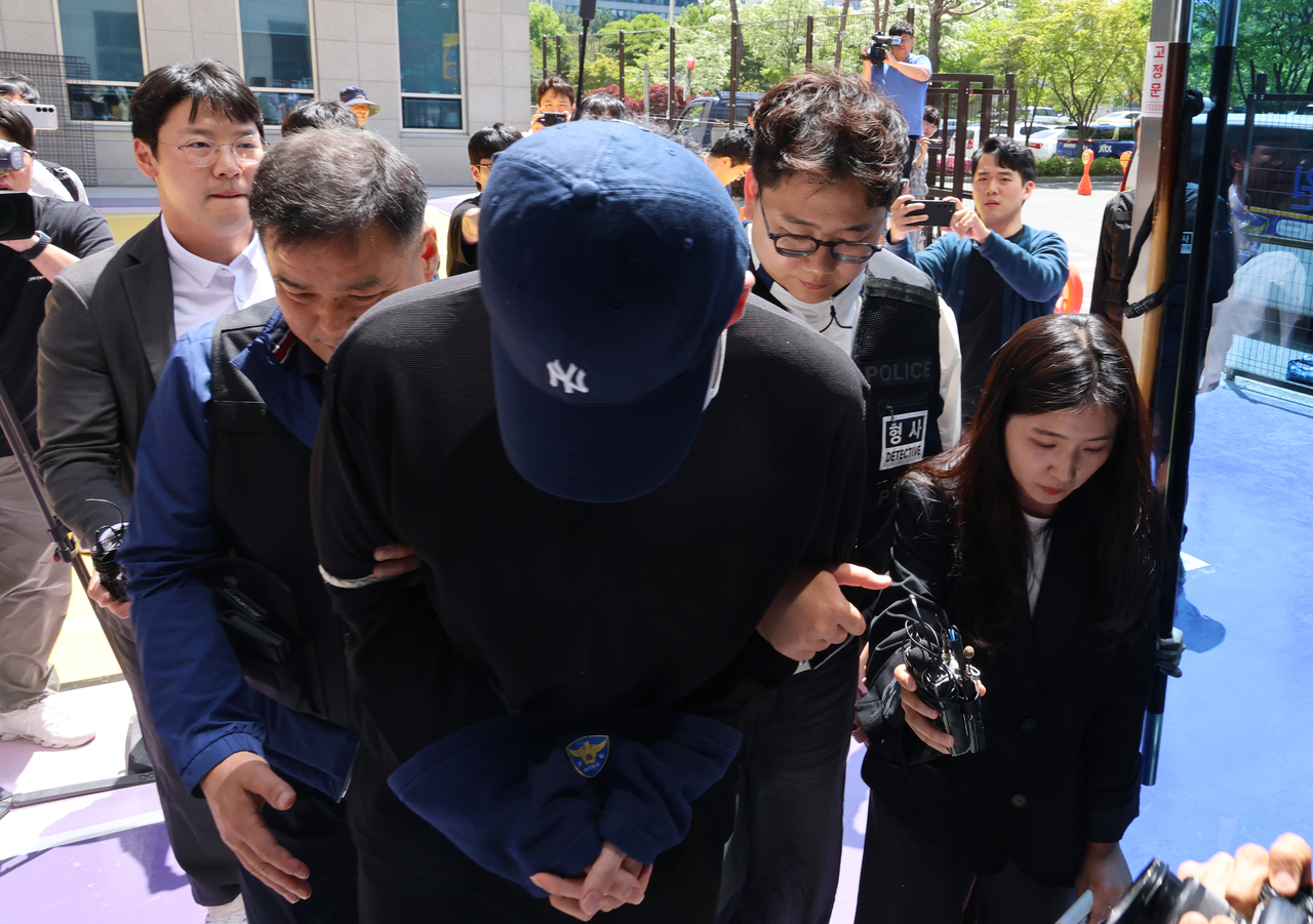 청주의 한 고등학교 내외부에서 흉기 난동을 벌여 교사와 주민 등 6명을 다치게 한 A(17)군이 30일 영장실질심사에 출석하기 위해 청주지법에 들어가고 있다. [연합뉴스]