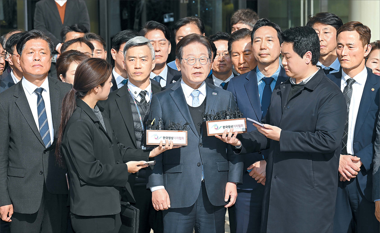 이재명 더불어민주당 대통령선거 후보가 5월 1일 공직선거법 위반 혐의 사건에 대해 대법원의 최종 판단을 받는다. 사진은 이 후보가 지난 3월 26일 서울중앙지법에서 열린 이 사건 항소심에서 무죄를 선고받은 뒤 입장을 밝히고 있는 모습  [사진공동취재단]