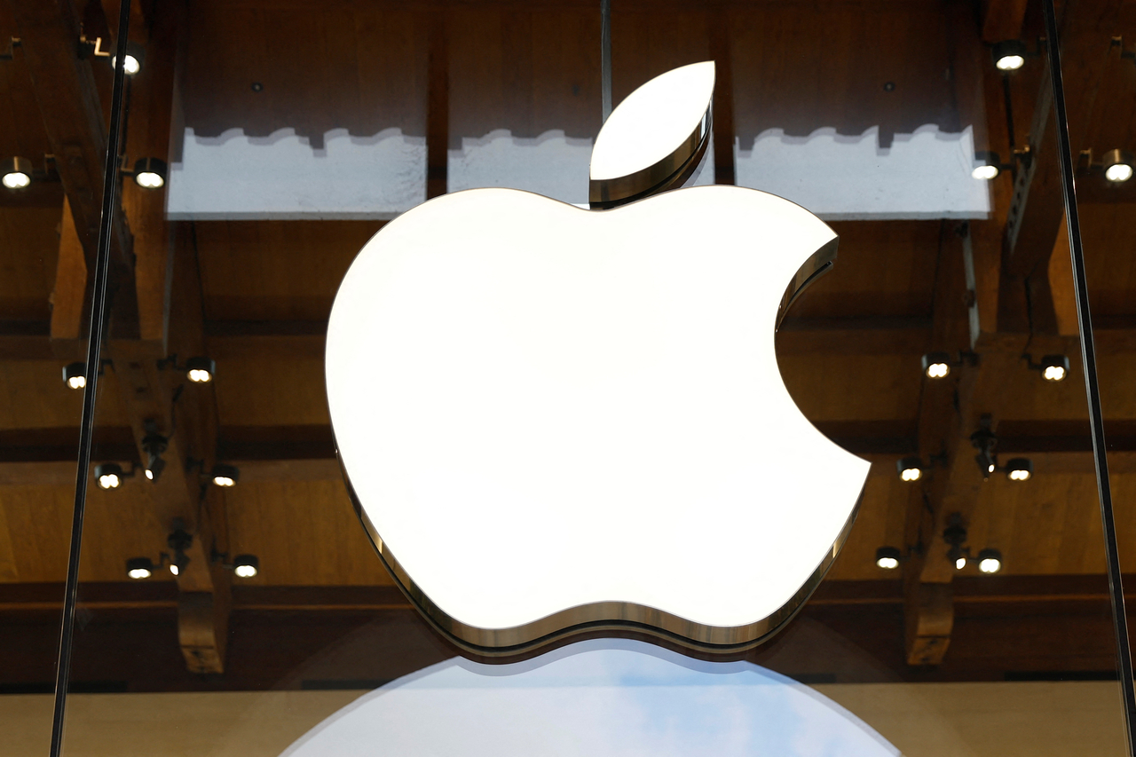 Apple logo at an Apple store in Paris, France (Reuters-Yonhap)